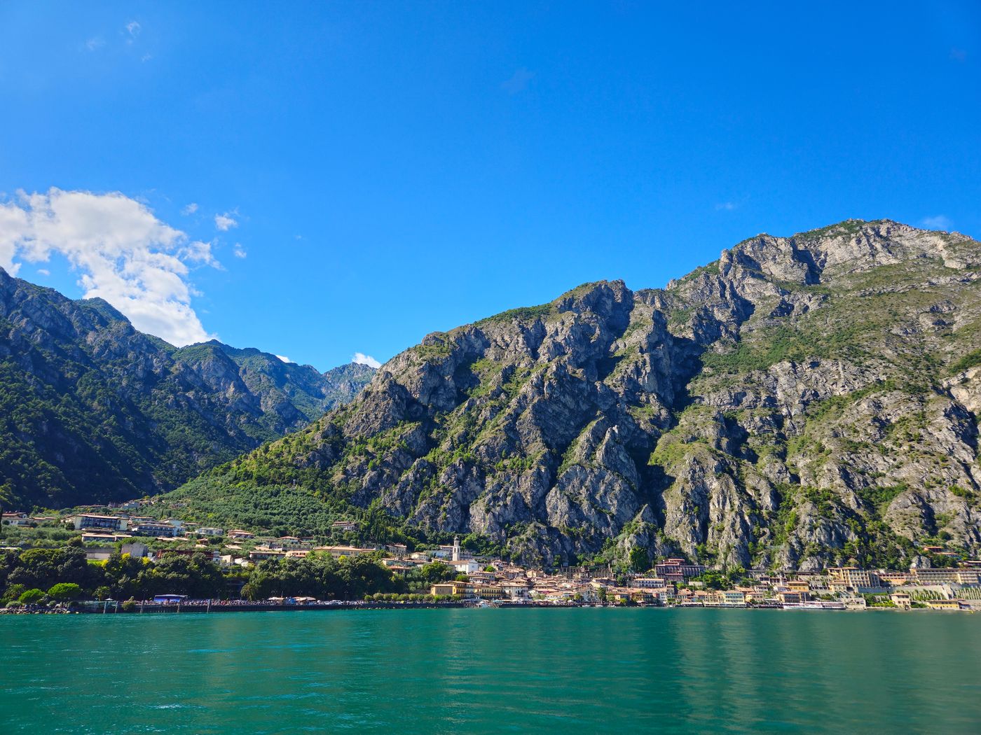 Limone und Berge unter blauem Himmel am türkisfarbenen Gardasee